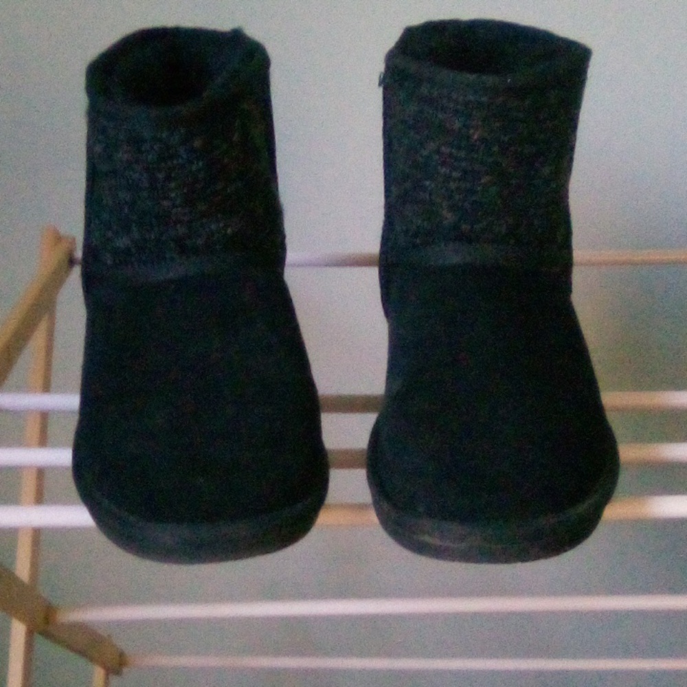 Black Ankle Boots by: MINNETONKA.Size 7M